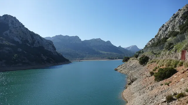 El embalse del Gorg Blau, en la sierra de Tramuntana de Mallorca, rodeado de laderas calizas.