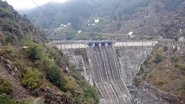 La presa de hormigón del embalse de Grandas de Salime, en Asturias, vista desde la coronación.