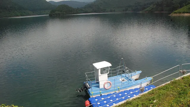 Catamarán de control de calidad del agua amarrado en el embalse de Añarbe, en Gipuzkoa.