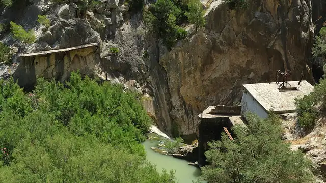 La antigua presa a la entrada del desfiladero de los Gaitanes, en el río Guadalhorce, junto al Caminito del Rey.