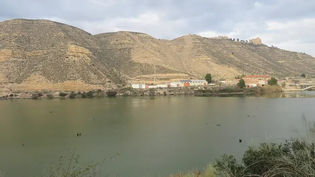 El embalse de Mequinenza, en Aragón, con el pueblo y el castillo asomando sobre la orilla.