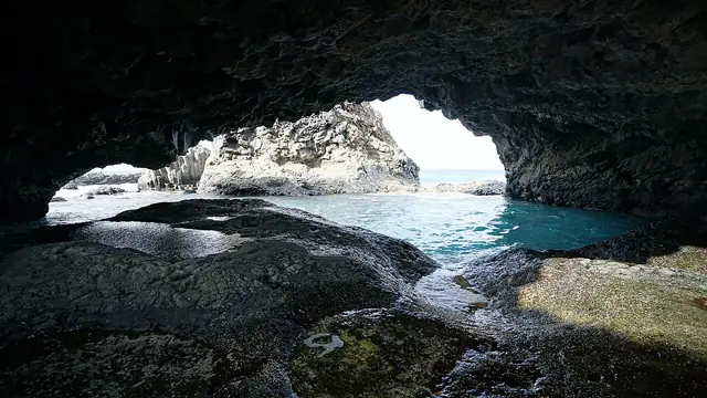 El Charco Azul de El Hierro, una piscina natural de agua turquesa bajo un arco de lava.