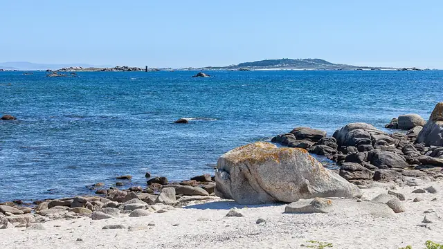 La ría de Arousa desde la costa rocosa de Aguiño, en Ribeira, con las islas al fondo.