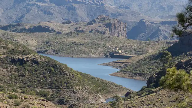 La presa de Las Niñas, en el parque rural del Nublo de Gran Canaria, entre riscos volcánicos.