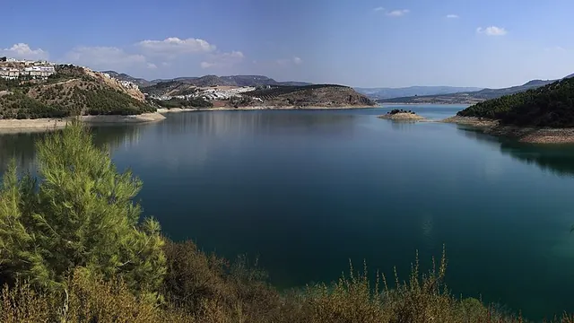 Panorámica del embalse de Iznájar, el mayor de Andalucía, entre lomas de olivar.