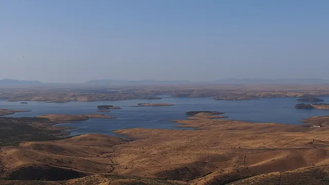 La lámina de agua del embalse de La Serena, en Badajoz, extendiéndose sobre la llanura reseca.