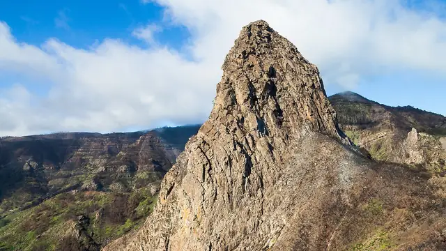 El Roque Agando alzándose sobre el parque nacional de Garajonay, en La Gomera.