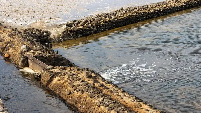 Las balsas de evaporación de las salinas de Janubio, en Lanzarote, con el agua entrando por el canal.