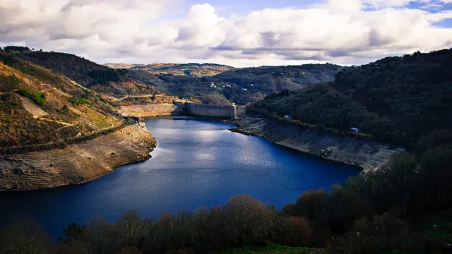 El embalse de Belesar sobre el río Miño, con las laderas aterrazadas al descubierto por el estiaje.
