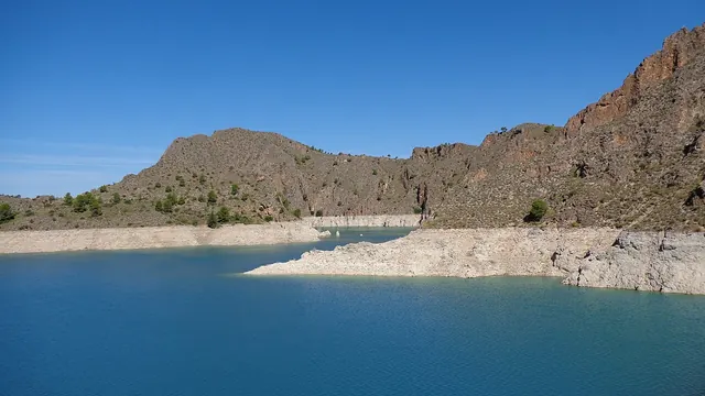 El embalse del Cenajo sobre el río Segura, con la franja clara que deja el descenso del nivel del agua.