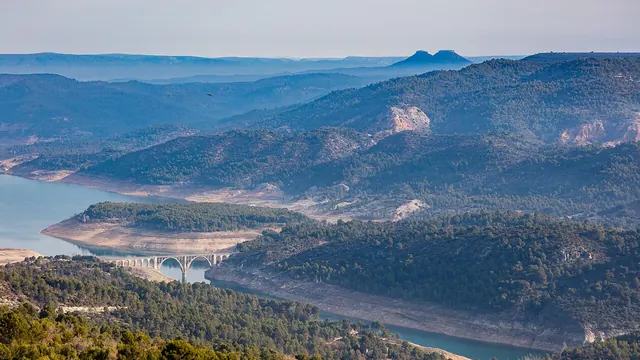 El embalse de Entrepeñas, en Guadalajara, con los meandros del Tajo entre laderas de monte bajo.